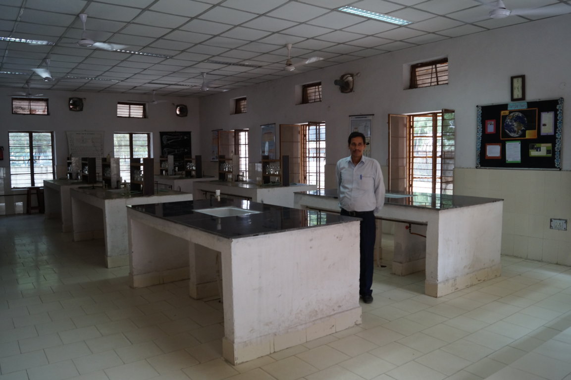 SCHOOL CHEMISTRY LAB